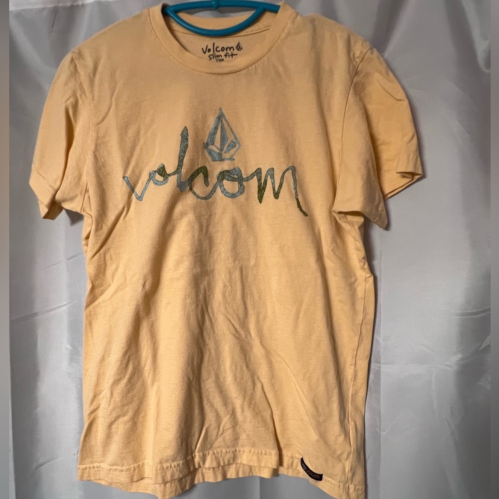 Volcom Y2K snowboarding tee shirt. Light peach colour. Size medium. VG condition
